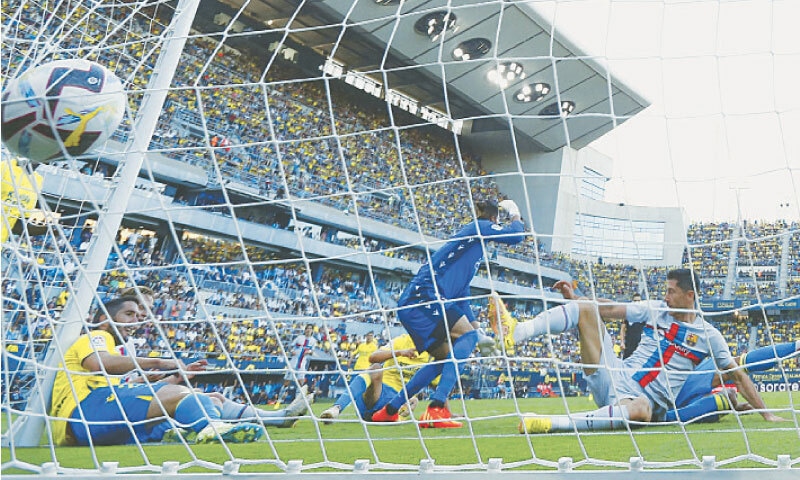 CADIZ: Barcelona’s Robert Lewandowski (R) scores during the La Liga match against Cadiz at Estadio Nuevo Mirandilla.—Reuters CADIZ: Barcelona’s Robert Lewandowski (R) scores during the La Liga match against Cadiz at Estadio Nuevo Mirandilla.—Reuters