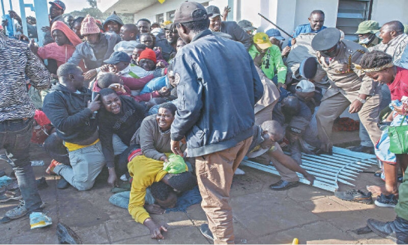 SECURITY forces intervene during a stampede at the entrance of a sports centre in Nairobi before the new president’s inauguration ceremony on Tuesday.—AFP