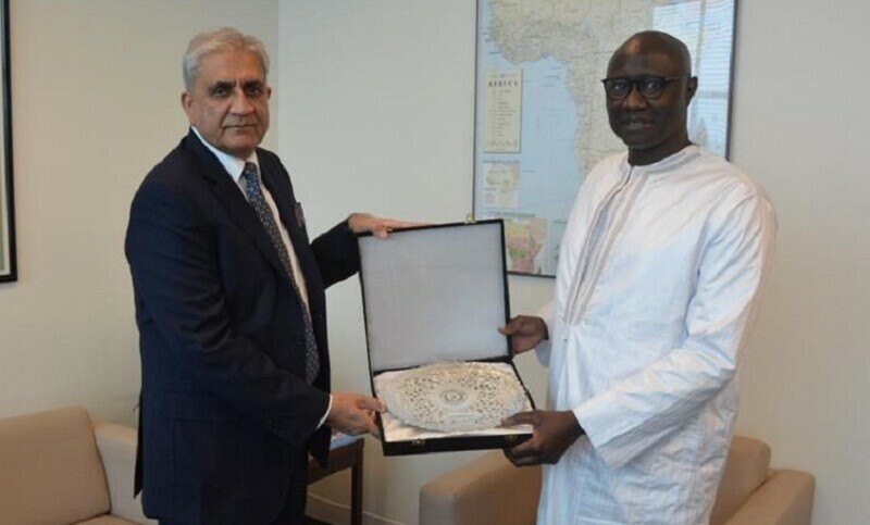 Chief of Army Staff Gen Qamar Javed Bajwa receives a souvenir from United Nations Military Adviser Gen Birame Diop after a meeting in New York. — Picture via ISPR