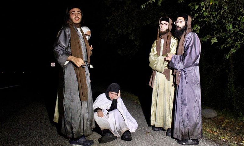 Members of the fundamentalist Jewish sect Lev Tahor, whose members are suspected of a string of serious crimes, stand on a road with an injured child, after escaping from a detention center where they were being held following a raid, in Huixtla, Chiapas state, Mexico on September 28, 2022. —Reuters