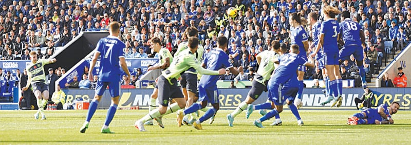LEICESTER: Manchester City’s Kevin De Bruyne (L) scores from a free-kick during the Premier League match against Leicester City at the King Power Stadium on Saturday.—Reuters