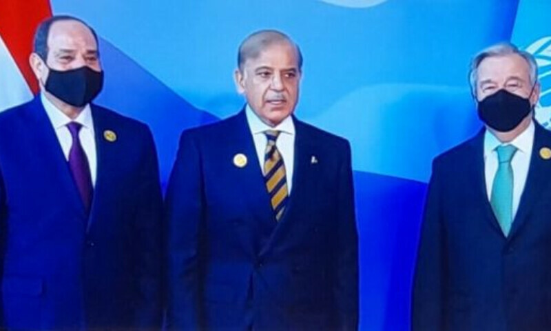 Prime Minister Shehbaz Sharif (C) with Egypt’s President Abdel Fattah al-Sisi (L) and United Nations Secretary General Antonio Guterres (R) at the Sharm El Sheikh International Convention Centre, Egypt, Nov 7. — APP