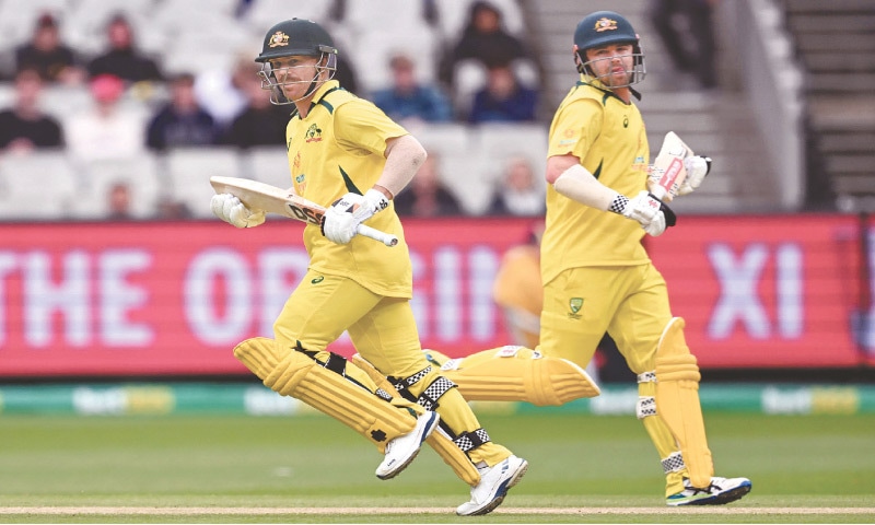 AUSTRALIAN openers David Warner (L) and Travis Head run between the wickets during the third ODI against England at the Melbourne Cricket Ground on Tuesday.&mdash;AFP