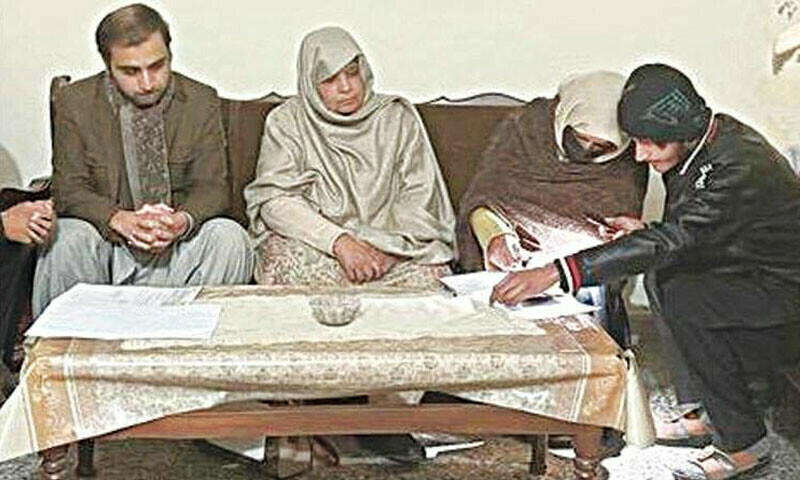 سجاد حیدر شاہ کے اہل خانہ کو ایک کروڑ روپے کا چیک حوالے کر دیا گیا&mdash;ٹوئٹر/پی ایم او