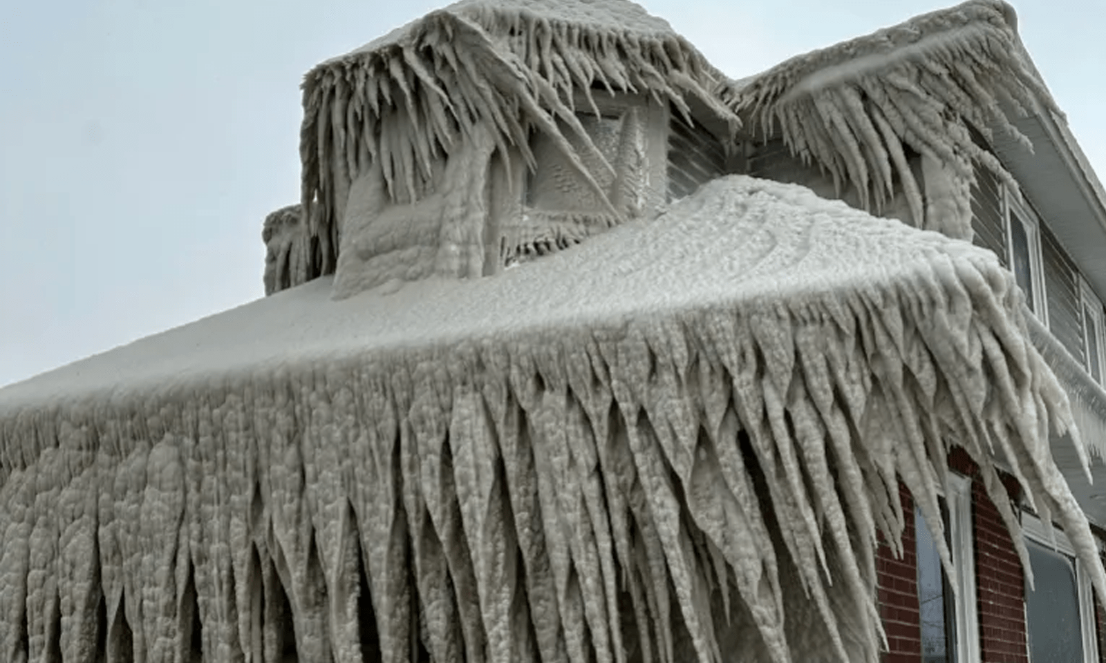 بفلو میں قائم ریسٹورنٹ برف سے ڈھکا ہوا ہے&mdash; فوٹو:رائٹرز