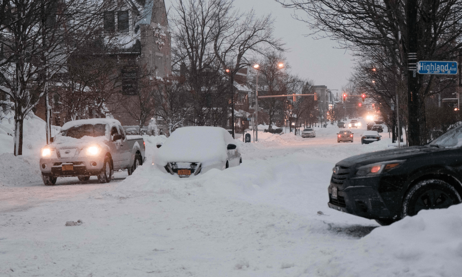 بفلو میں گاڑیوں کے اوپر برف جمی ہوئی ہے&mdash;فوٹو: اے ایف پی