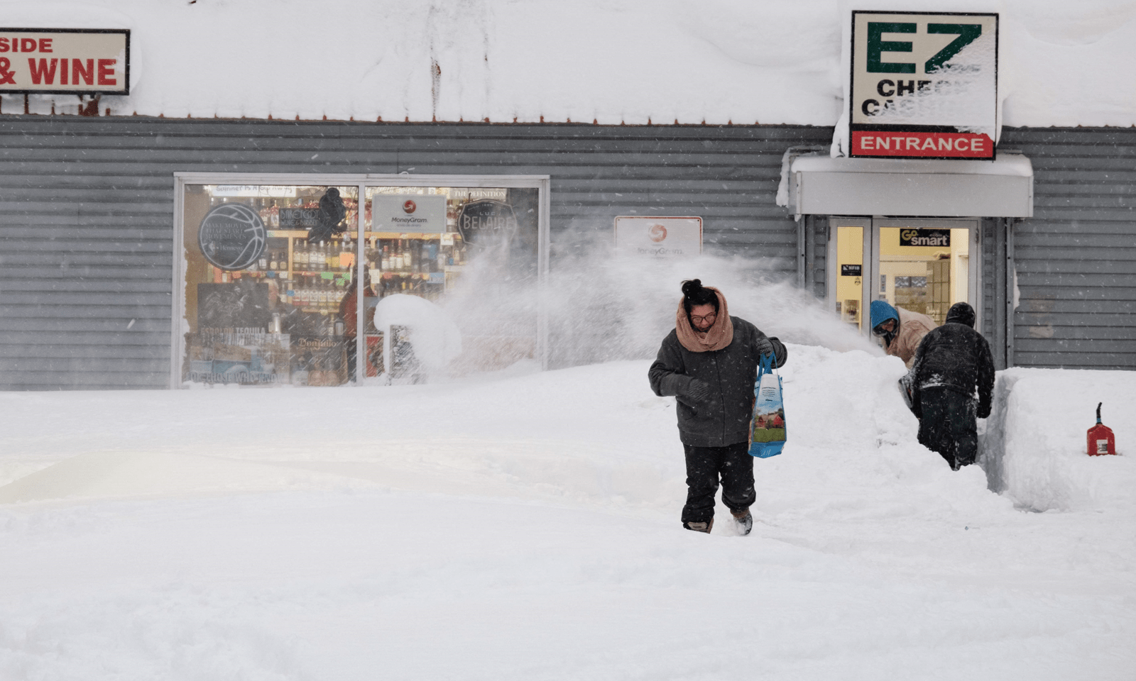 بفلو میں کئی اشیائے خورونوش کی دکانیں بند ہیں تاہم ایک شخص کو مقامی اسٹور کے باہر نکلتے ہوئے دیکھا جاسکتا ہے&mdash;فوٹو: اے ایف پی