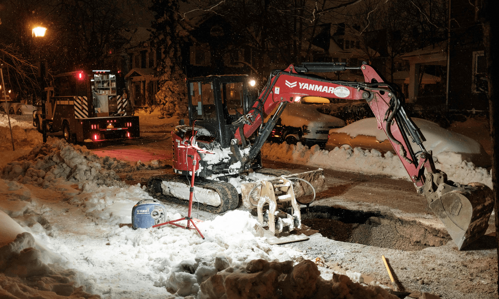 پانی کی لائن کی مرمت کے لیے حکام کھدائی کرنے میں مصروف ہیں&mdash;فوٹو: اے ایف پی