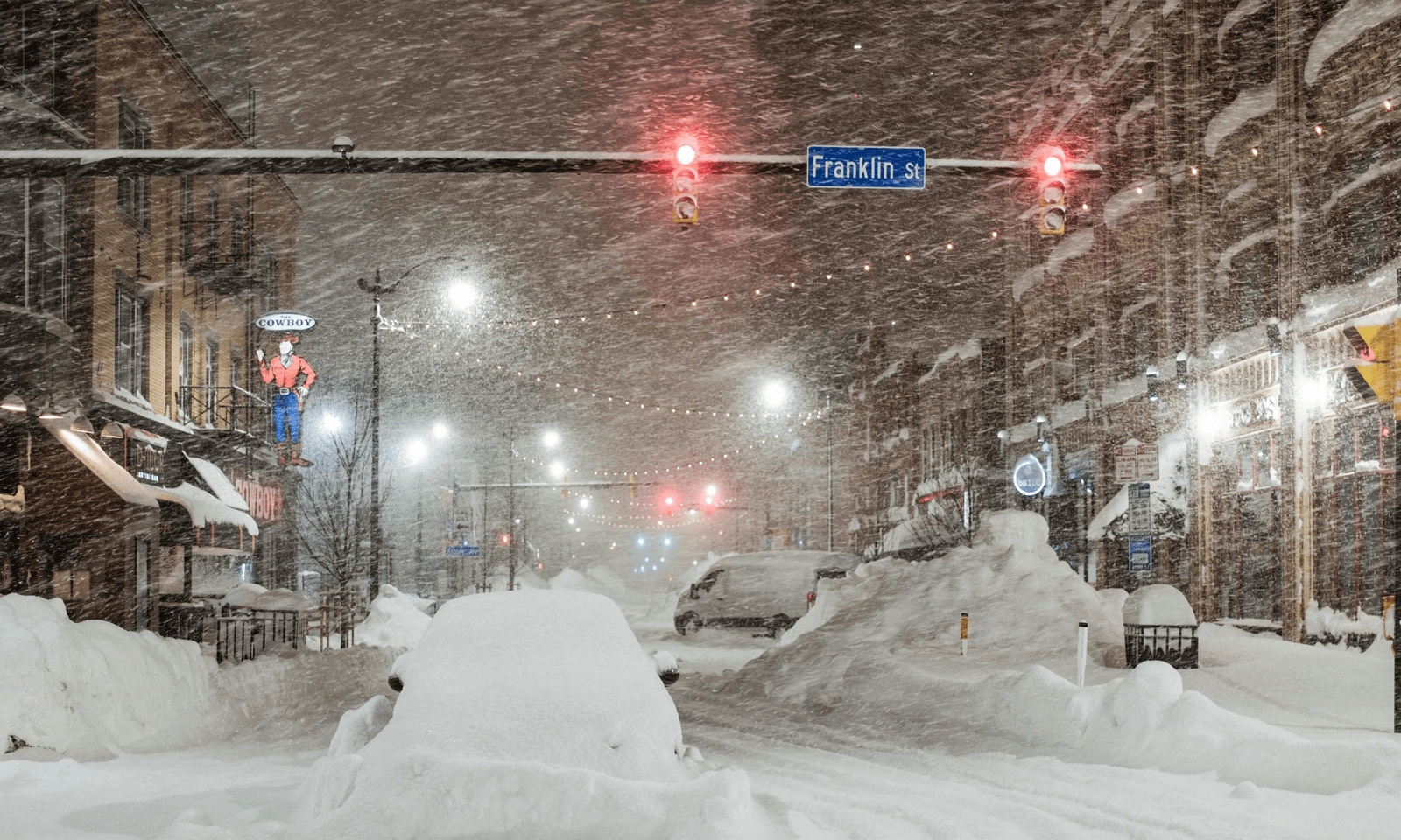 شدید برف باری میں گاڑیاں پھنس گئی ہیں&mdash; فوٹو:اے ایف پی