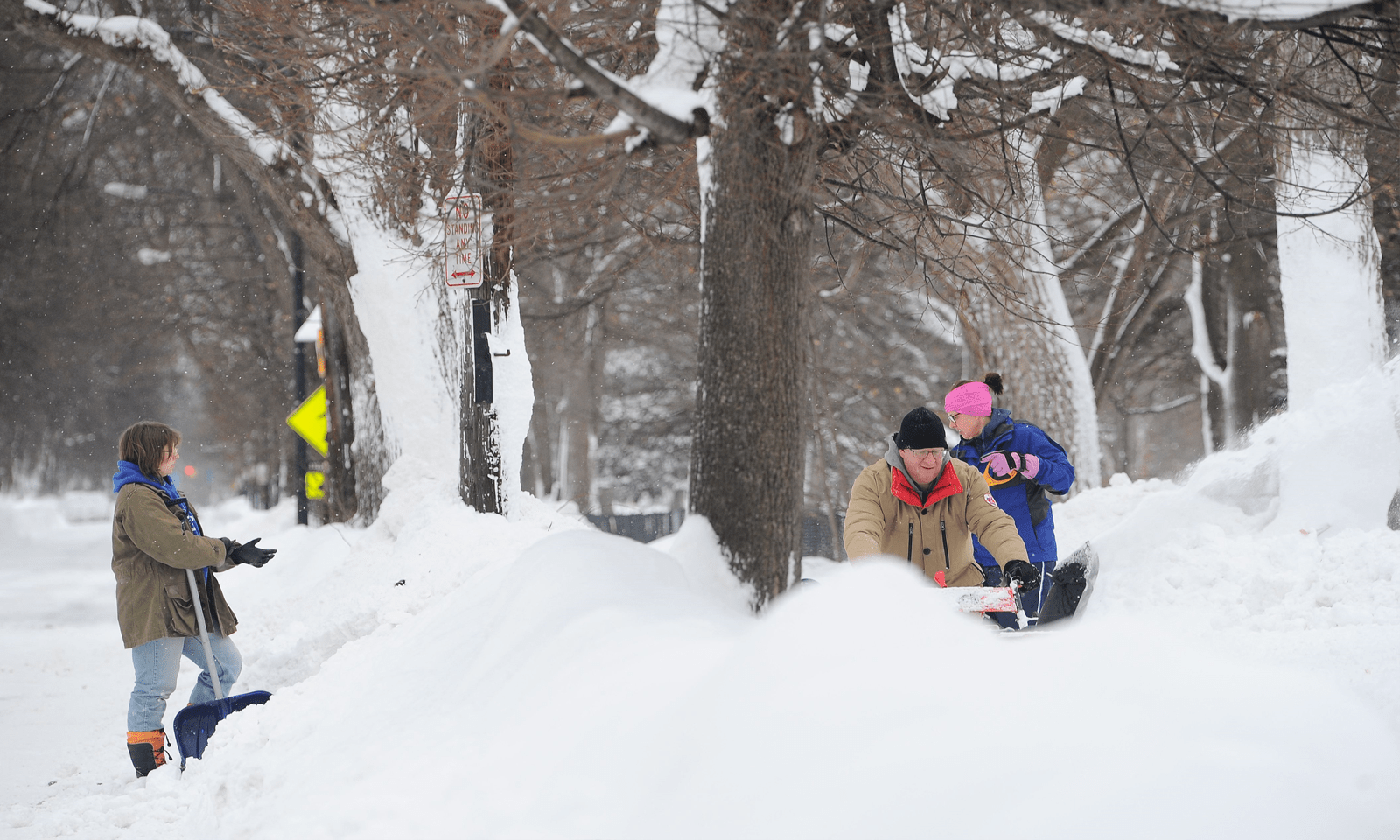 شہری راستہ بنانے کے لیے برف ہٹا رہے ہیں&mdash;فوٹو: اے ایف پی