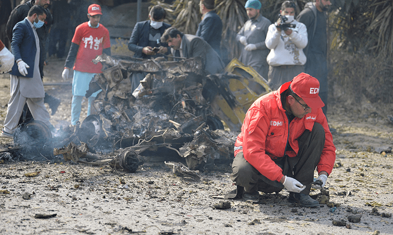 جائے حادثہ سے ملی انگلیوں اور موبائل سم سے خودکش بمبار کی شناخت ہوئی— فائل فوٹو: اے ایف پی جائے حادثہ سے ملی انگلیوں اور موبائل سم سے خودکش بمبار کی شناخت ہوئی— فائل فوٹو: اے ایف پی