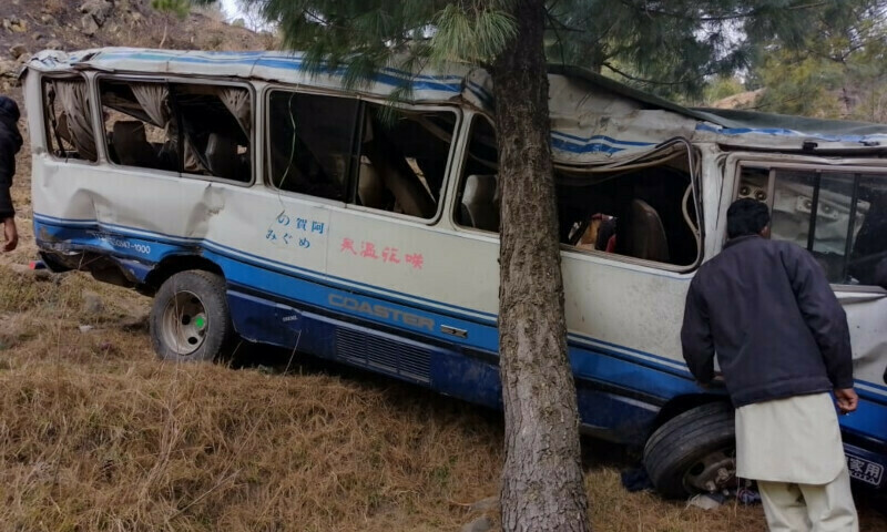 ایس ایس پی نے کہا حادثے کا شکار ہونے والوں میں کوچ ڈرائیور اور کنڈکٹر بھی شامل ہیں — فوٹو: طارق نقاش ایس ایس پی نے کہا حادثے کا شکار ہونے والوں میں کوچ ڈرائیور اور کنڈکٹر بھی شامل ہیں — فوٹو: طارق نقاش