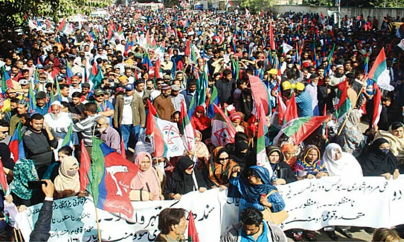 مظاہرے کے دوران ایم کیو ایم کی جانب سے بلدیاتی انتخابات میں شرکت کا کوئی اعلان نہیں کیا گیا&mdash;فوٹو: پی پی آئی