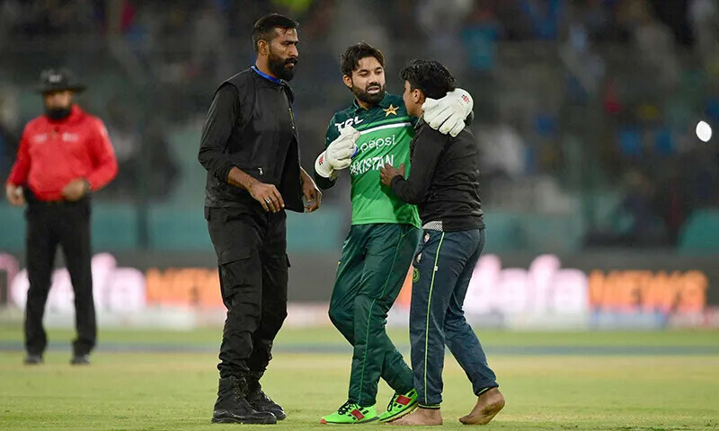 پولیس نے گراؤنڈ میں داخل ہونے والے دونوں تماشائیوں کے خلاف ایف آئی آر درج کی تھی&mdash; فوٹو: اے ایف پی