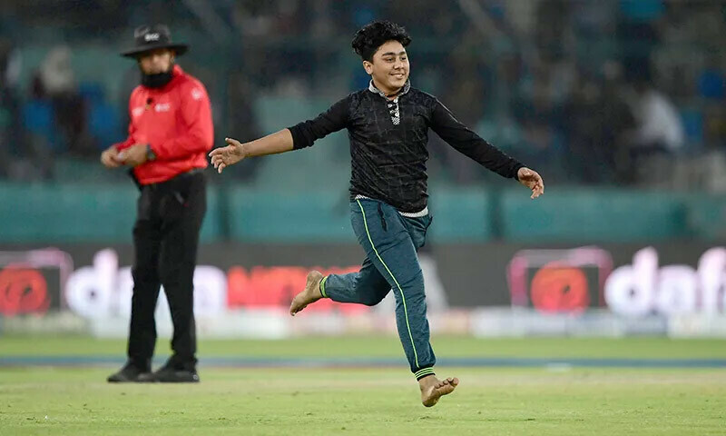 پولیس نے گراؤنڈ میں داخل ہونے والے دونوں تماشائیوں کے خلاف ایف آئی آر درج کی تھی&mdash; فوٹو: اے ایف پی