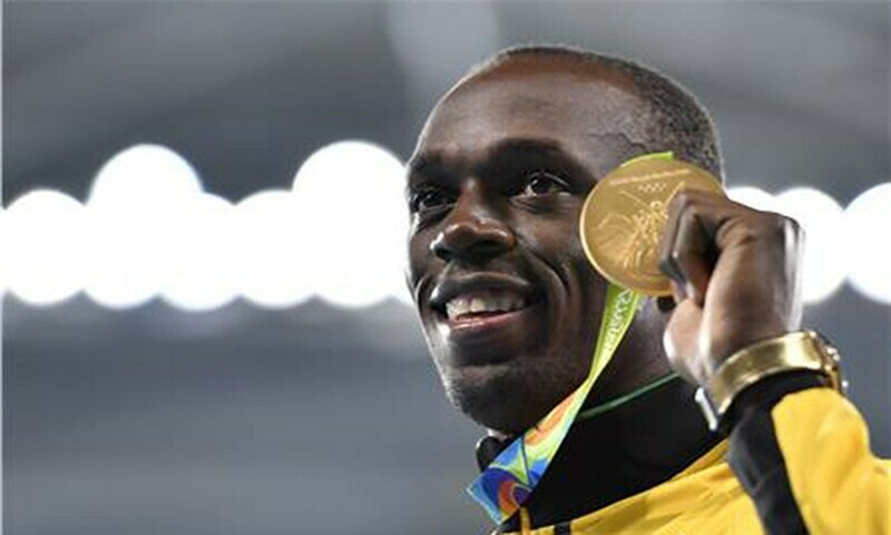 Jamaica’s Usain Bolt poses with his gold medal during the podium ceremony for the Men’s 200m during the athletics event at the Rio 2016 Olympic Games. —AFP Jamaica’s Usain Bolt poses with his gold medal during the podium ceremony for the Men’s 200m during the athletics event at the Rio 2016 Olympic Games. —AFP