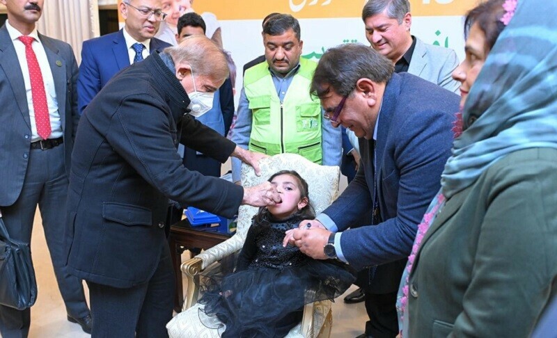 ISLAMABAD: Prime Minister Shehbaz Sharif administers vaccine drops to a child as he inaugurates the first
polio eradication campaign of the year on Sunday.—APP