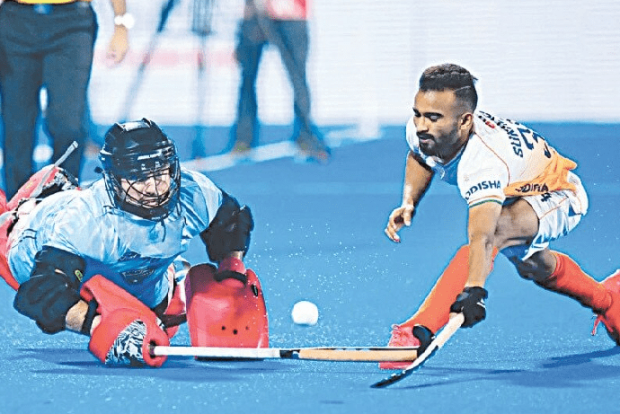 BHUBANESWAR: The New Zealand goalkeeper makes a save during the World Cup crossover match against India at the Kalinga Stadium on Sunday.— courtesy FIH