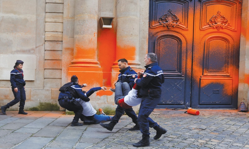 PARIS: French gendarmes arrest environmental activists of Derniere Renovation (Last Renovation) group on Wednesday after they sprayed paint on the facade of Hotel Matignon to draw attention to climate change and to denounce the government&rsquo;s failure to honour its climate commitments.&mdash;Reuters
