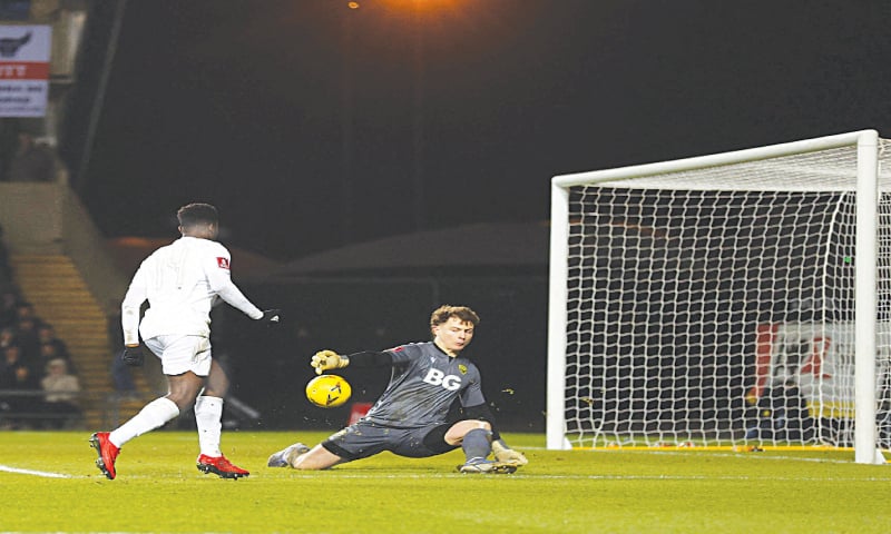 ARSENAL’S Eddie Nketiah (L) scores past Oxford United goalkeeper Edward McGinty during their FA Cup third-round match at the Kassam Stadium.—AFP ARSENAL’S Eddie Nketiah (L) scores past Oxford United goalkeeper Edward McGinty during their FA Cup third-round match at the Kassam Stadium.—AFP
