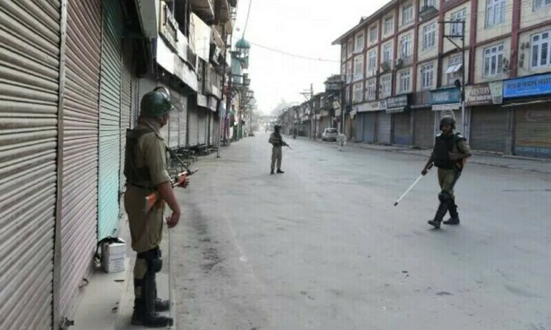 مقبوضہ کشمیر کے رہائشیوں کو 2022 دنیا کے تمام خطوں کے مقابلے میں سب سے بھی زیادہ انٹرنیٹ کی بندش کا سامنا کرنا پڑا&mdash; فائل فوٹو: اے ایف پی