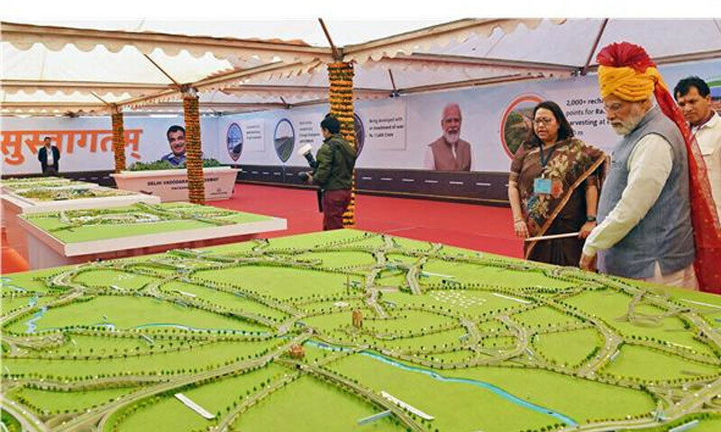 وزیر اعظم نریندر مودی نے راجستھان کے سیاحتی شہر جے پور سے دارالحکومت کو جوڑنے والے 246 کلومیٹر کے پہلے مرحلے کا افتتاح کیا&mdash;فوٹو: اے ایف پی