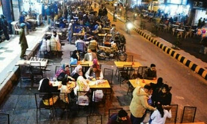 عدالت نے سڑکوں اور فٹ پاتھوں سے تمام تجاوزات ہٹانے کی ہدایات بھی جاری کیں &mdash; فائل فوٹو