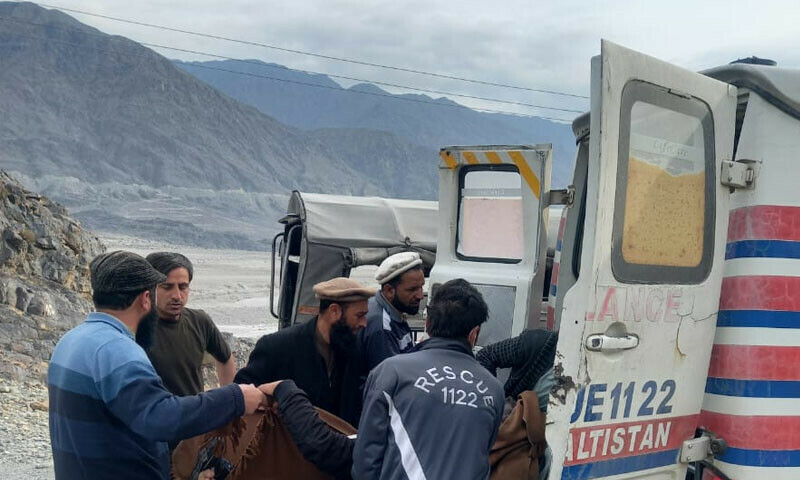 ریسکیو 1122 ضلع دیامر کے ڈسٹرکٹ کو آرڈینیٹر شوکت ریاض نے کہا ابتدائی طور پر 4 مسافروں کی حالت تشویشناک تھی &mdash;فوٹو: امتیاز تاج