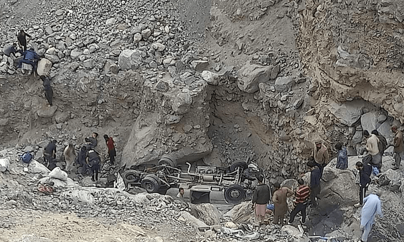 شوکت ریاض کا کہنا تھا کہ جاں بحق افراد کی لاشیں اور زخمیوں کو دیامر کے ریجنل ہسپتال منتقل کردیا گیا &mdash; فوٹو: امتیاز تاج