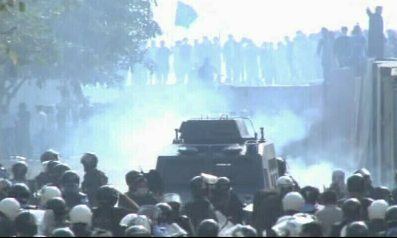 رپورٹ کے مطابق جیمر والی گاڑی کے علاوہ اسلام آباد پولیس سیکیوریٹی ڈویژن کی ایک وین کو بھی نقصان ہوا&mdash;فوٹو: ڈان نیوز