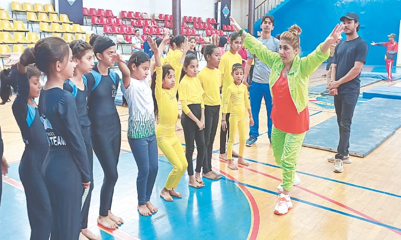 Maryam Keerio explains certain basics about poise and correct posture to the young gymnasts during the workshop | Photo by the writer