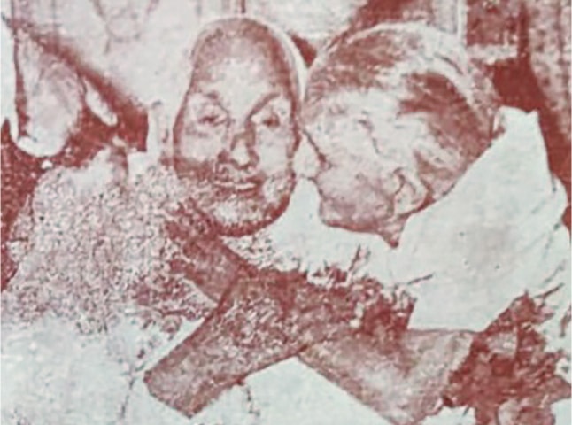  Bhagat Singh’s mother (left) being embraced by Hemu Kalani’s mother, Jethi Bai | British Library Archives 