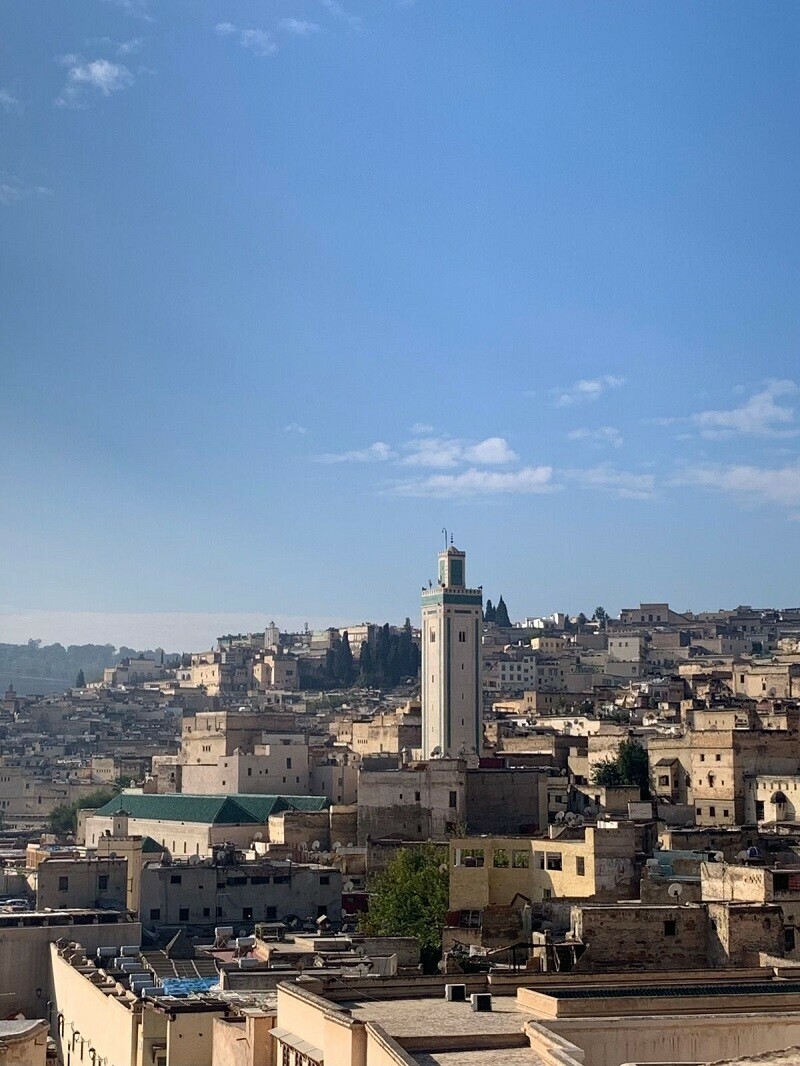 Minaret of Moulay Idris II’s Zawiya, the tallest in the city, seen from Dar Seffarine’s rooftop. — Photo by author.