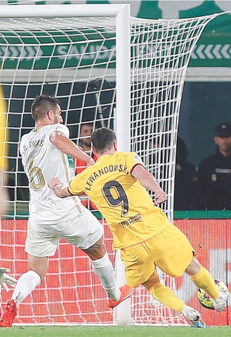 ELCHE: Barcelona&rsquo;s Robert Lewandowski shoots to score during the La Liga match against Elche CF at the Martinez Valero Stadium.&mdash;AFP