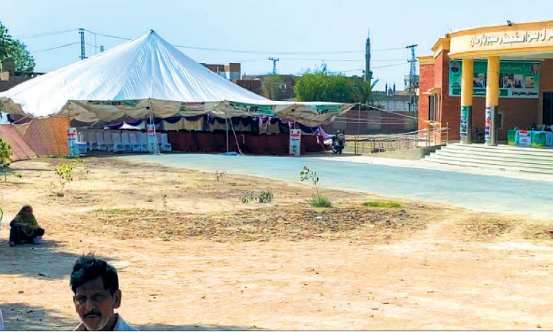 Rahim Yar Khan: The district administration sets up a free flour distribution point at General Bus Stand. — Dawn Rahim Yar Khan: The district administration sets up a free flour distribution point at General Bus Stand. — Dawn