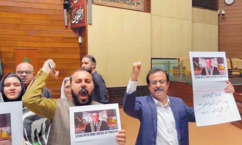 PTI lawmakers protest on the floor of the Sindh Assembly on Monday.&mdash;PPI