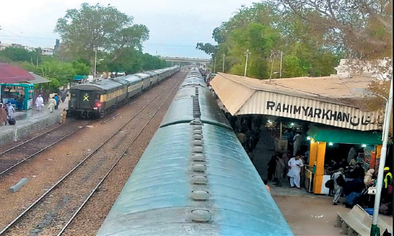 RY KHAN: Rehman Express (left) halts after overshooting 70pc of platform 2. &mdash; Dawn