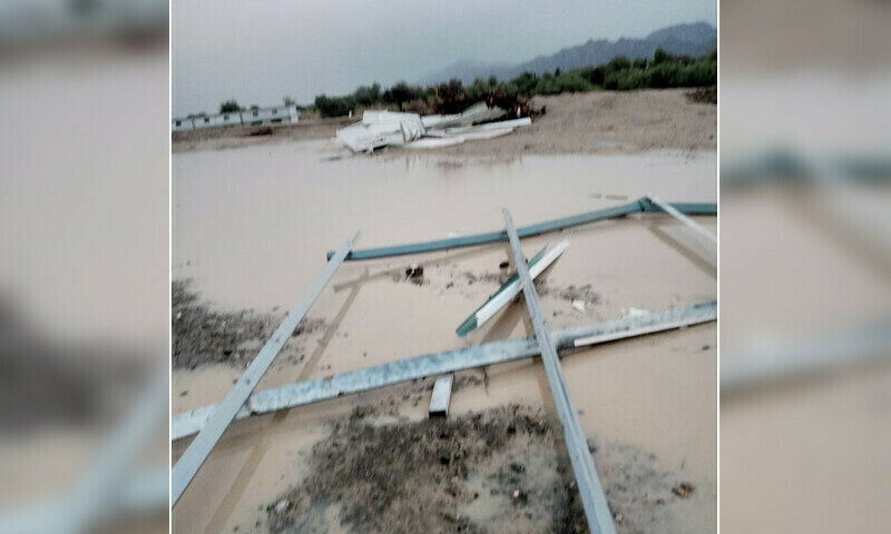 ڈی سی  لسبیلہ نے کہا کہ ان کے ضلع میں 6 مکانوں کی چھتیں اڑ گئیں—فوٹو:عبداللہ زہری