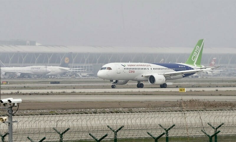 ایک مسافر نے سی سی ٹی وی سے گفتگو کرتے ہوئے اپنے سفر کو یادگار قرار دیا—اے ایف پی فوٹو ایک مسافر نے سی سی ٹی وی سے گفتگو کرتے ہوئے اپنے سفر کو یادگار قرار دیا—اے ایف پی فوٹو