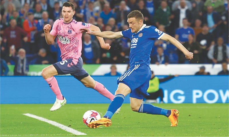 LEICESTER City&rsquo;s Jamie Vardy shoots to score during the Premier League match against Everton at the King Power Stadium.&mdash;Reuters