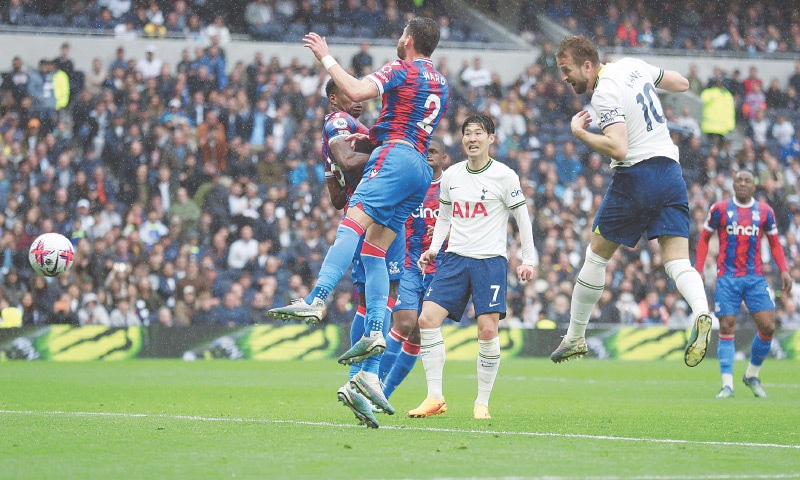 LONDON: Tottenham Hotspur’s Harry Kane (R) heads to score against Crystal Palace during their Premier League match at the Tottenham Hotspur Stadium on Saturday.—AFP LONDON: Tottenham Hotspur’s Harry Kane (R) heads to score against Crystal Palace during their Premier League match at the Tottenham Hotspur Stadium on Saturday.—AFP