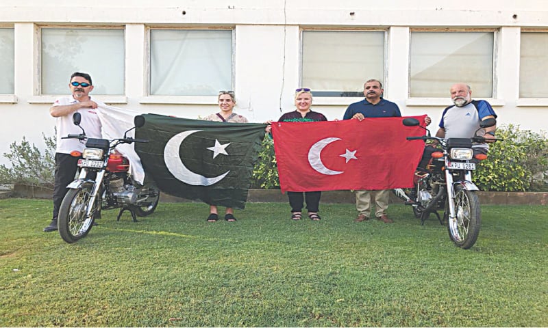 The bikers and Razi Nayyar proudly display both Pakistan and Turkiye’s flags. The bikers and Razi Nayyar proudly display both Pakistan and Turkiye’s flags.