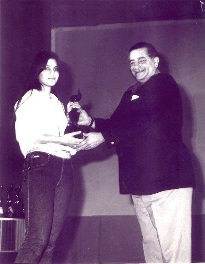  Raj presenting the award to Nazia Hassan 