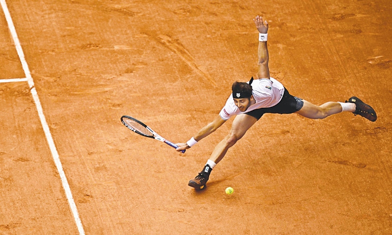 Argentina’s Tomas Martin Etcheverry plays a backhand return against Alexander Zverev of Germany during their French Open quarter-final at the Court Philippe-Chatrier on Wednesday.—AFP