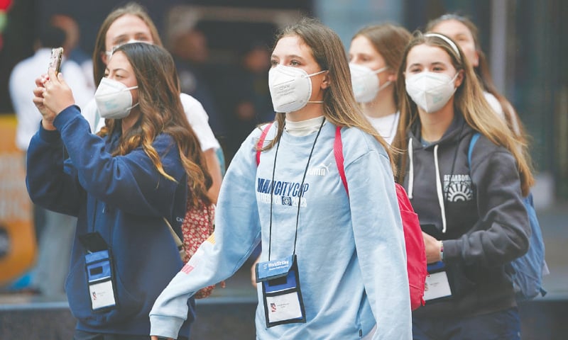 PEOPLE wear masks during the morning rush hour as smoke from wildfires in Canada affected
New York.—AFP