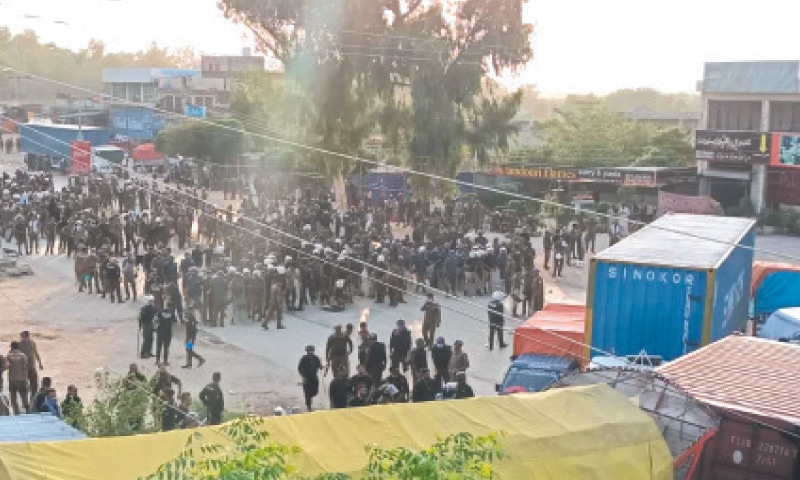 GUJRAT: Police personnel at the GT Road to stop TLP long 
march. &mdash; Dawn