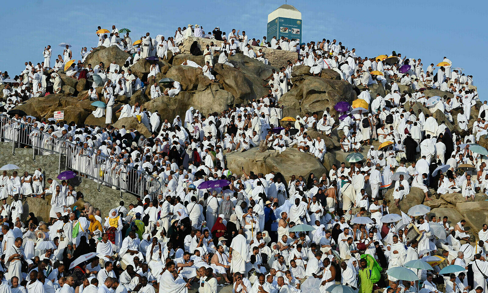 سینیٹر محمود نے کہا کہ لاگت کی بچت کے مؤثر اقدامات کی وجہ سے عازمین حج کو جزوی رقم واپس ملے گی &mdash; تصویر: اے ایف پی