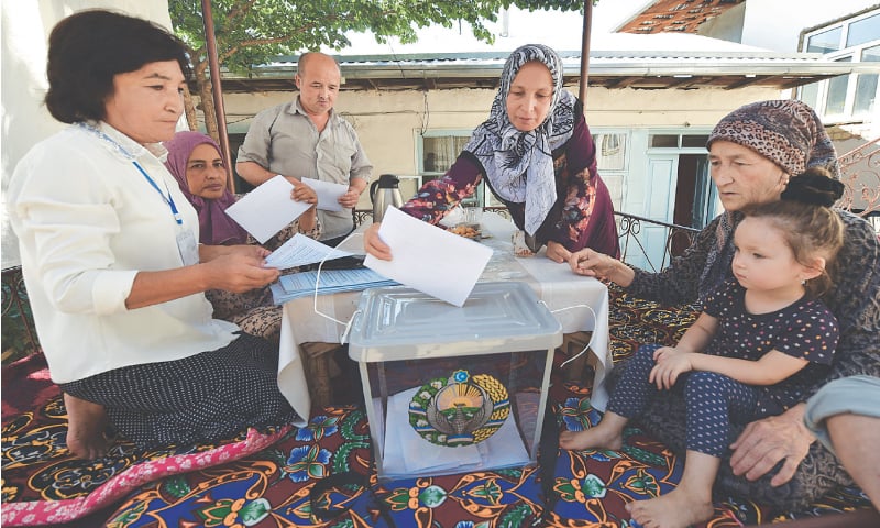 Uzbeks vote at a home in Tashkent on Sunday.&mdash;AFP