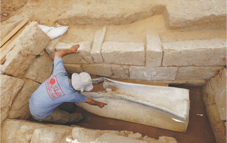 Fadel Al A&rsquo;utul, an expert from the French School of Biblical and Archeological Research, works in a Roman-era cemetery.&mdash;Reuters
