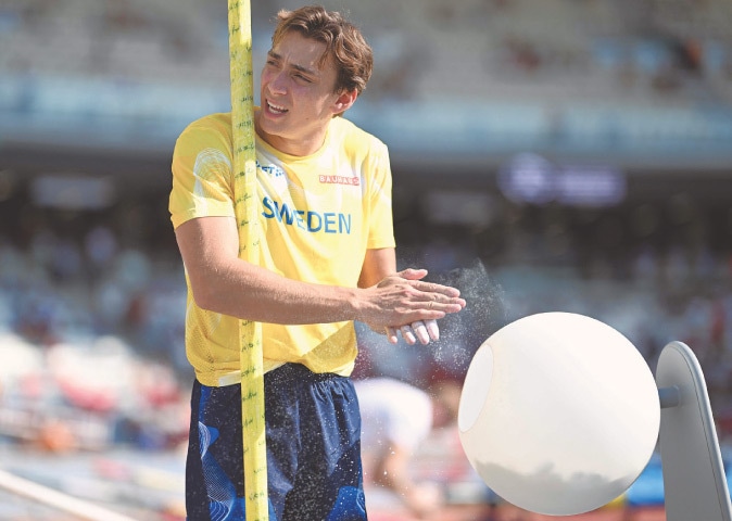 SWEDEN’S Armand Duplantis puts chalk on his hands prior to the men’s pole vault qualification event.—AFP